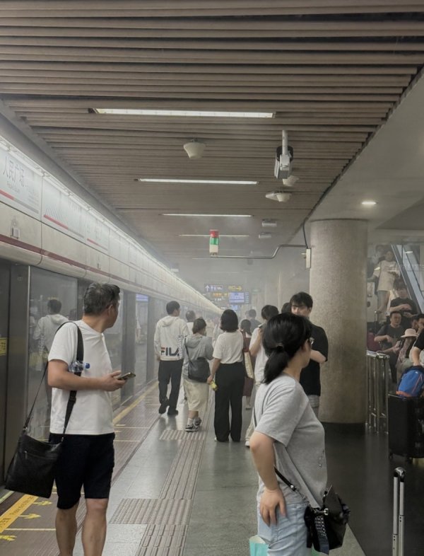 策略赢 今晚高峰人民广场站自动扶梯故障引发大量冒烟